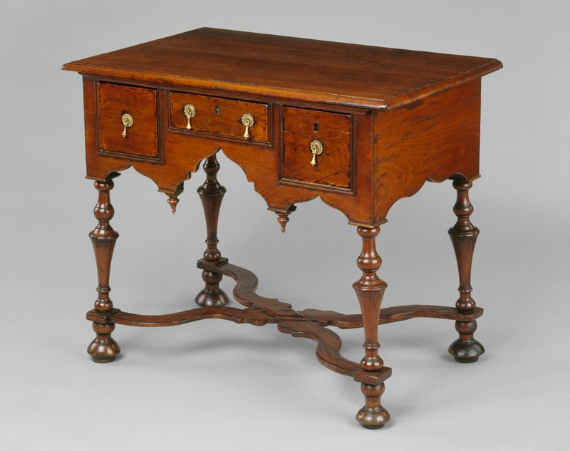 Walnut dressing table with baluster-turned legs and a serpentine stretcher, Philadelphia, 1700 to 1730