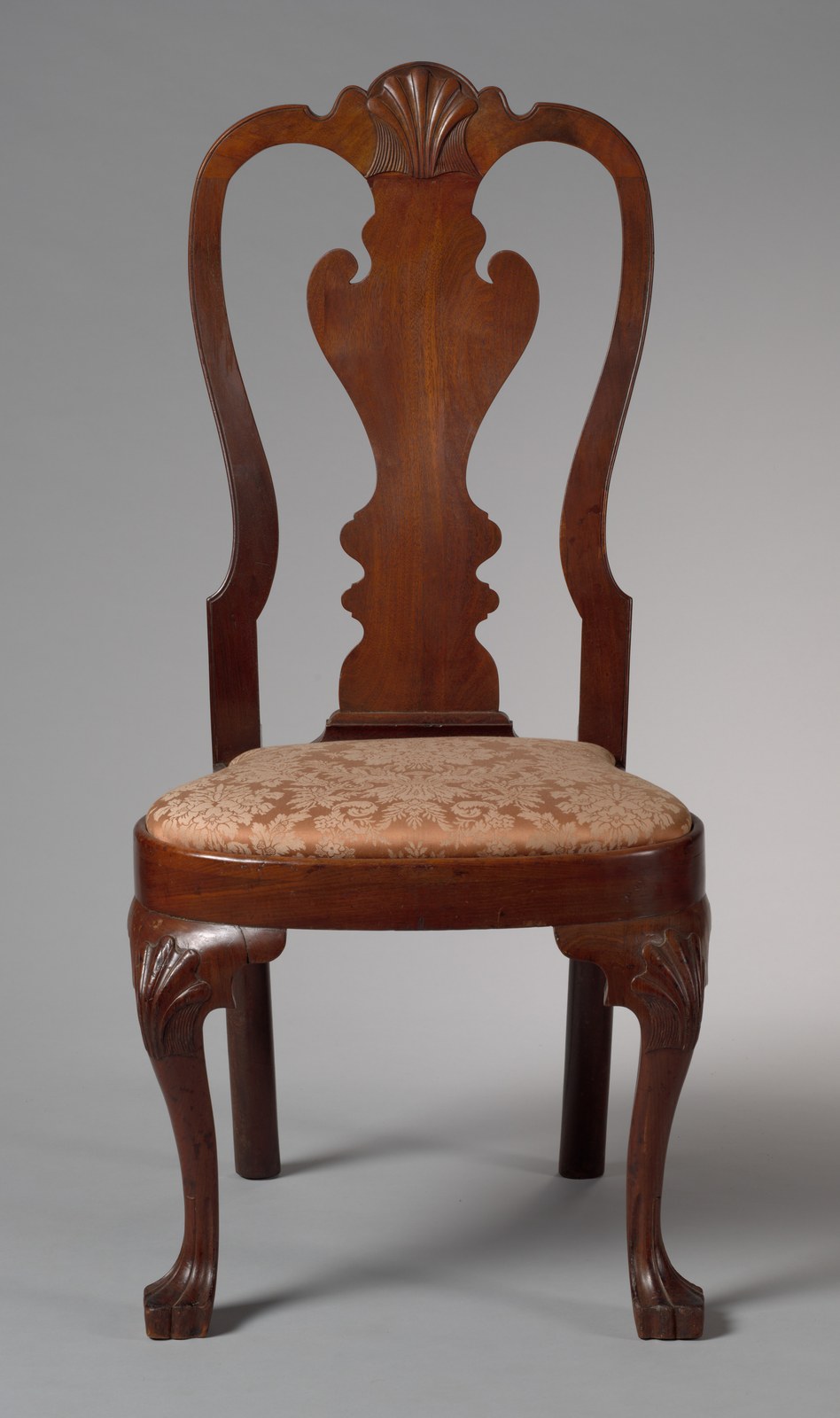 Queen Anne walnut side chair with shell-carved crest, vase splat and cabriole legs, Philadelphia, c. 1735 to 1745