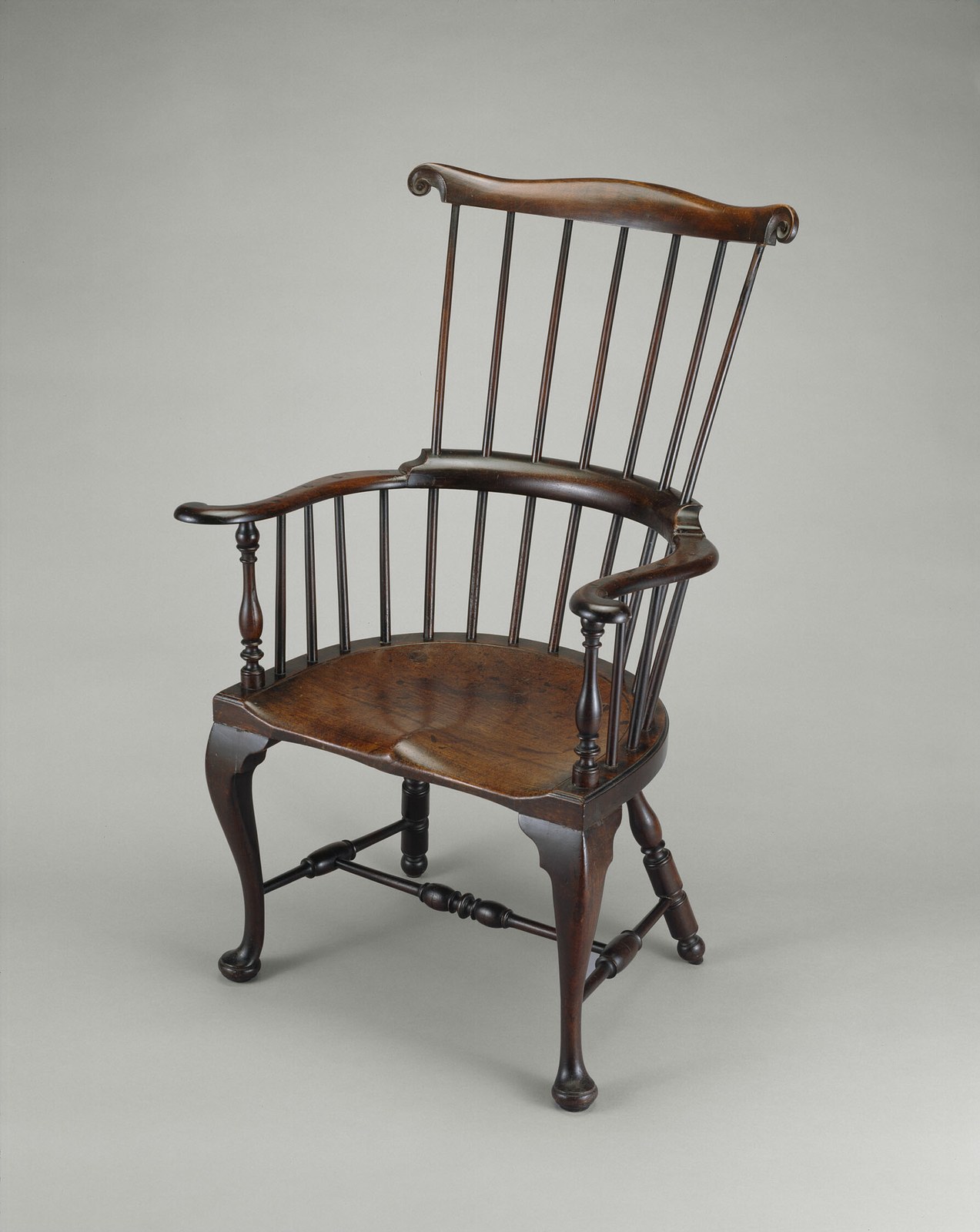 Walnut comb-back Windsor armchair darkened to a deep patina, Philadelphia, c. 1760